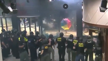 Cazul George Floyd. Proteste violente în cel puțin 20 de orașe americane. Manifestanții au atacat sediul CNN din Atlanta