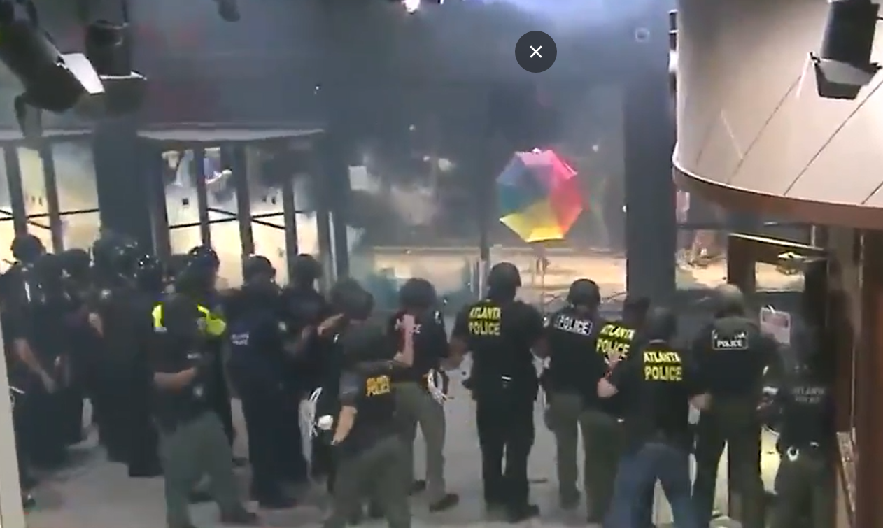 Cazul George Floyd. Proteste violente în cel puțin 20 de orașe americane. Manifestanții au atacat sediul CNN din Atlanta