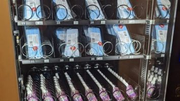 Măști, spirt și dezinfectant în loc de dulciuri și apă. Cât costă obiectele sanitare de la automate