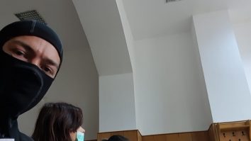 Un avocat român a mers în instanță cu o cagulă în semn de protest. Ce îl nemulțumește