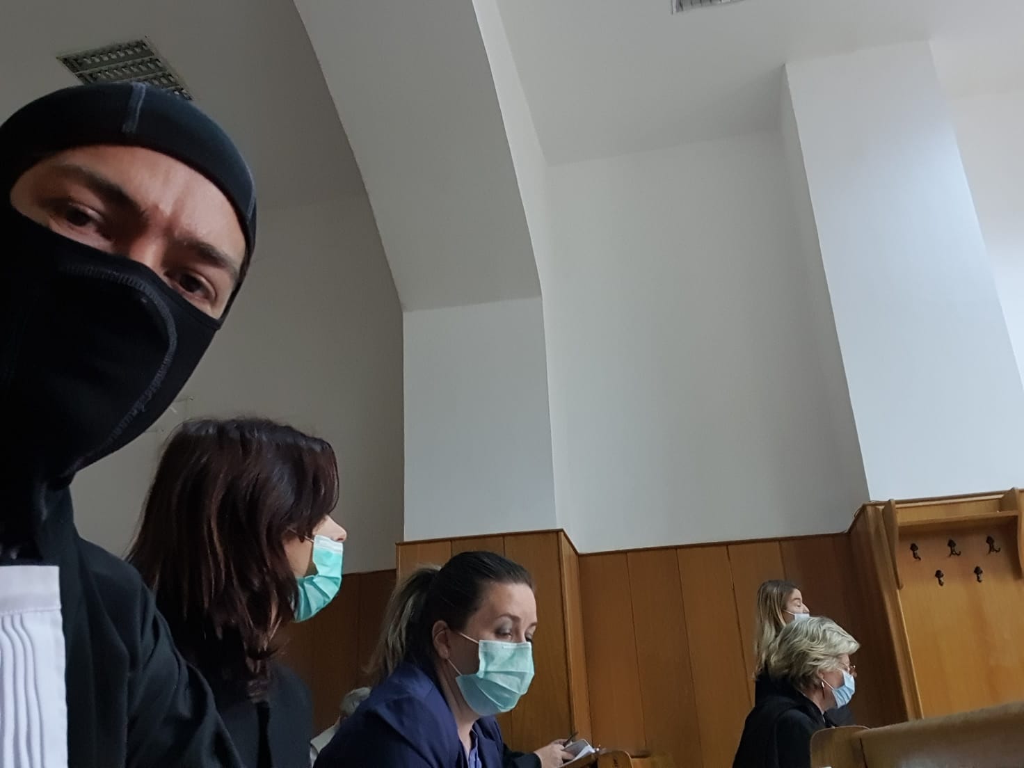 Un avocat român a mers în instanță cu o cagulă în semn de protest. Ce îl nemulțumește