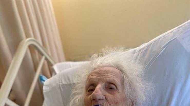 Are 103 ani și s-a vindecat de Coronavirus. Bătrâna din Massachusetts sărbătorește cu o bere rece