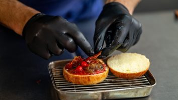 Un YouTuber român acceptă provocarea de a prepara un burger în 10 minute. Ce ingrediente tradiționale folosește