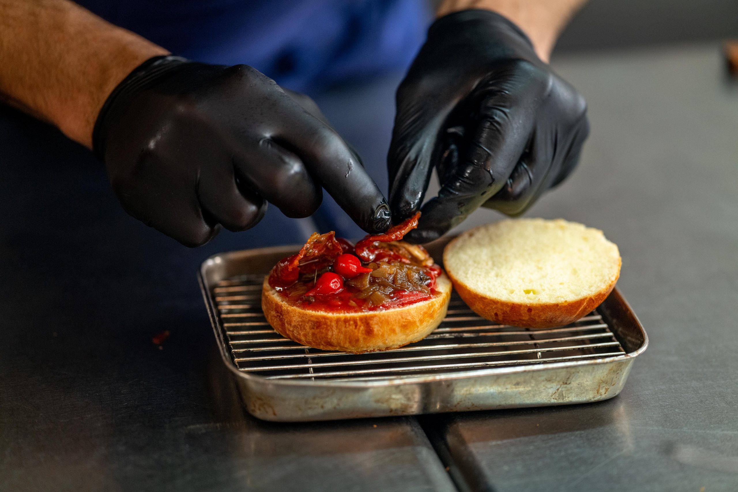 Un YouTuber român acceptă provocarea de a prepara un burger în 10 minute. Ce ingrediente tradiționale folosește