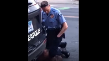 Un poliţist a provocat moartea unui bărbat de culoare după ce a stat cu genunchiul pe gâtul său mai mult de 5 minute