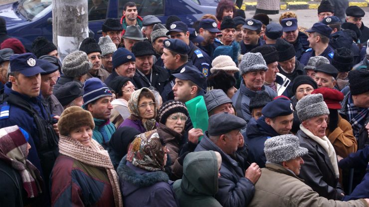 Scandal la Casa de Pensii din București. Peste 100 de oameni așteaptă să intre. Ce spune directorul Casei Judeţene de Pensii