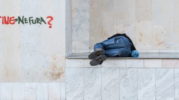 Un om al străzii din Târgoviște a mințit medicii că s-a întors din Anglia ca să fie trimis în carantină