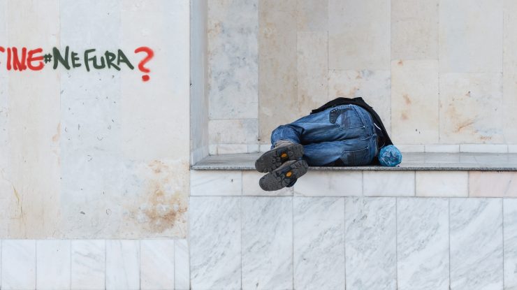 Un om al străzii din Târgoviște a mințit medicii că s-a întors din Anglia ca să fie trimis în carantină