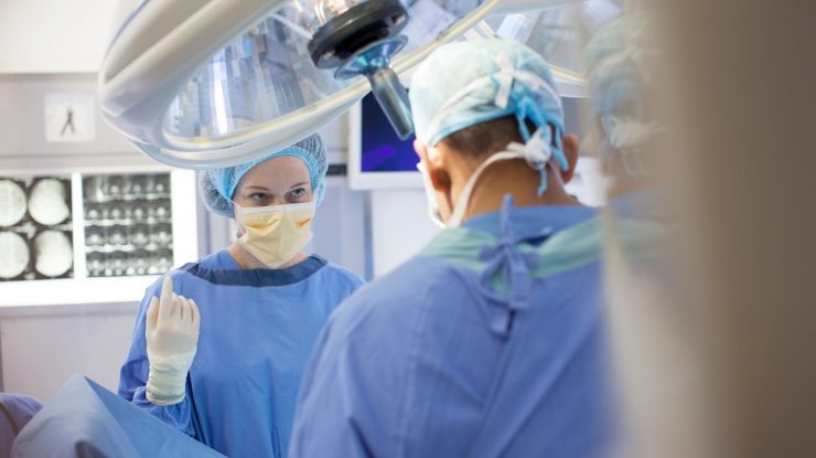 Peste 6% din bolnavii de Covid-19 din România lucrează în sistemul medical