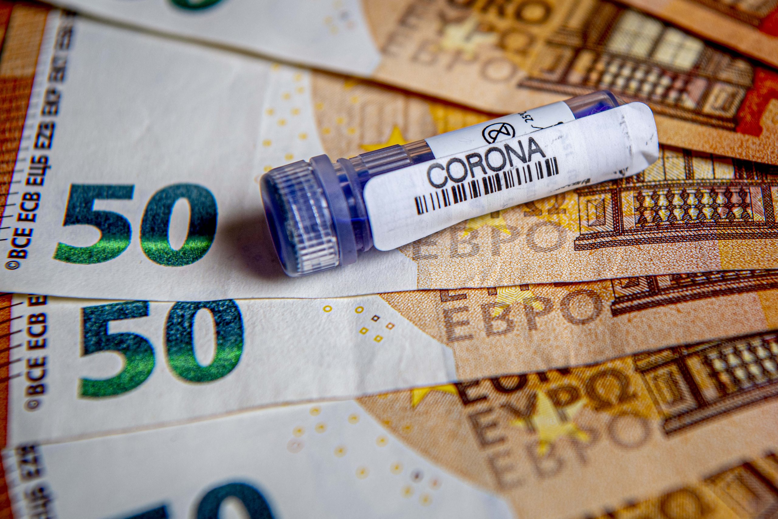 12.000 de angajaţi concediați și 4000 în șomaj tehnic și 12 miliarde de dolari datorie. Coronavirus-ul afectează grav compania Hertz