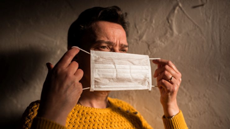 Dacă nu porți masca pe nas, riști amendă. Cu ce sumă te poate sancționa poliția