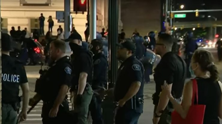 Un tânăr de 19 ani a fost împușcat mortal în timpul protestelor violente din SUA. Ce spune șeful poliției