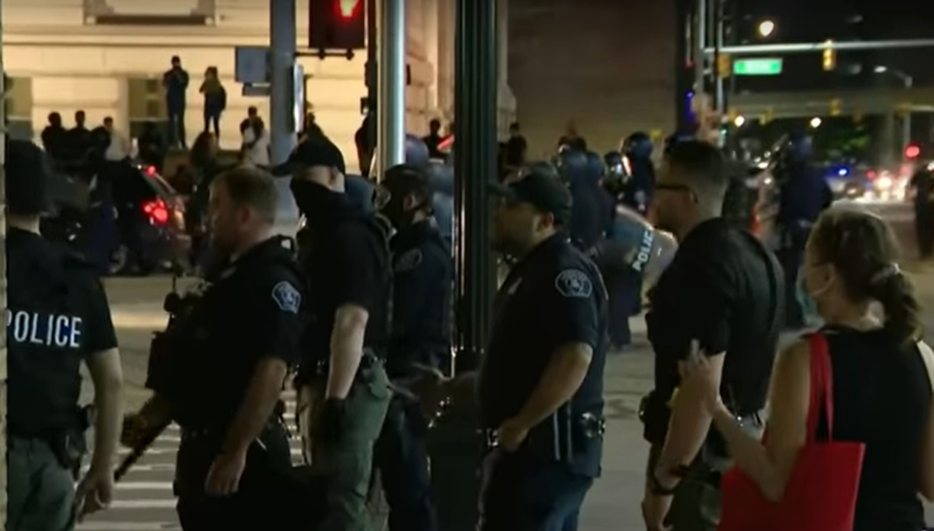 Un tânăr de 19 ani a fost împușcat mortal în timpul protestelor violente din SUA. Ce spune șeful poliției