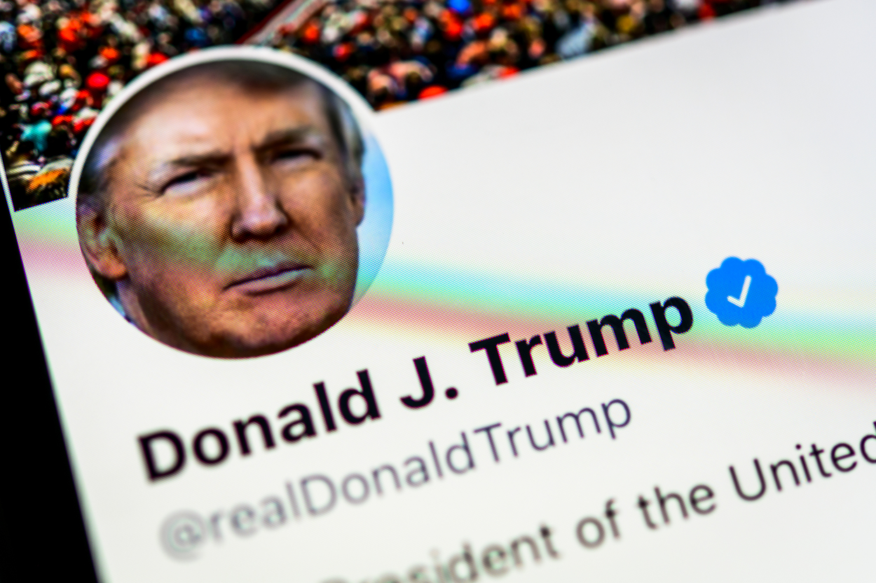 Premieră. Twitter marchează o postare a lui Donald Trump ca potențial înșelătoare