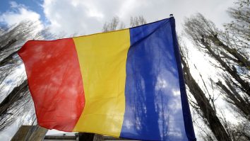 Doi adolescenți care au aruncat drapelul României într-o râpă s-au ales cu dosar penal