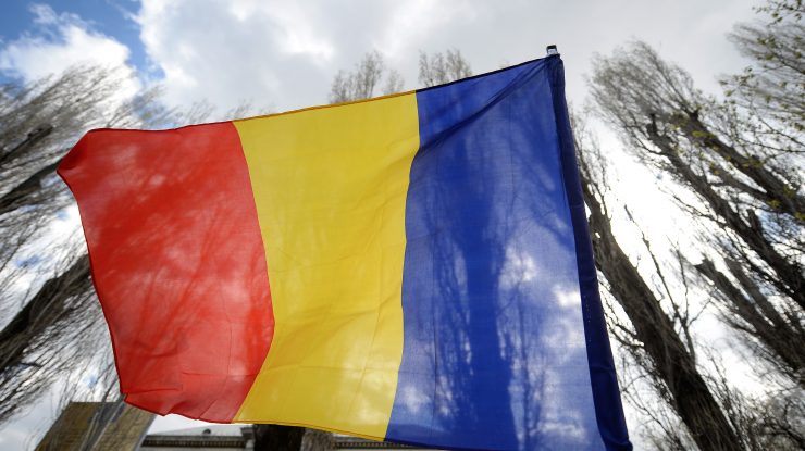 Doi adolescenți care au aruncat drapelul României într-o râpă s-au ales cu dosar penal