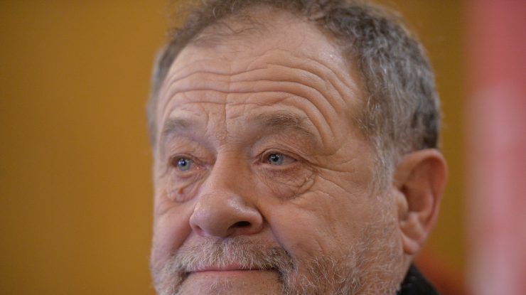 VIDEO Buzatu (PSD Vaslui) a refuzat să poarte mască la ședința CJ și a dat cu pumnul în masă. „Vreți să ne luăm la bătaie?”