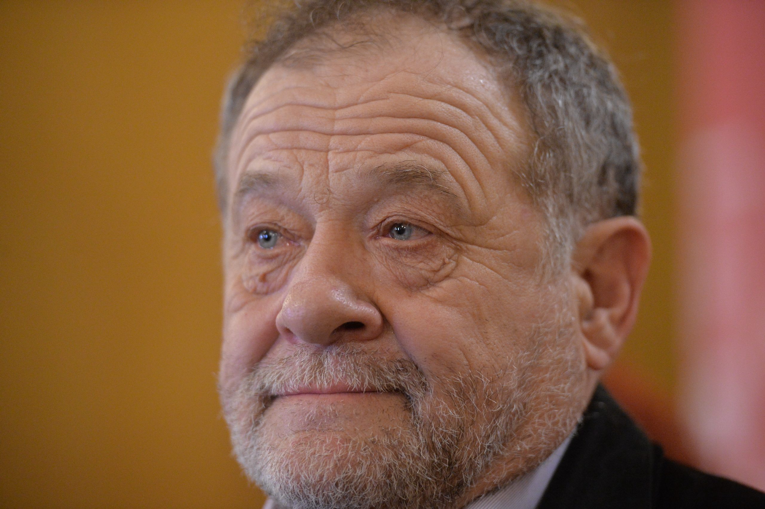 VIDEO Buzatu (PSD Vaslui) a refuzat să poarte mască la ședința CJ și a dat cu pumnul în masă. „Vreți să ne luăm la bătaie?”