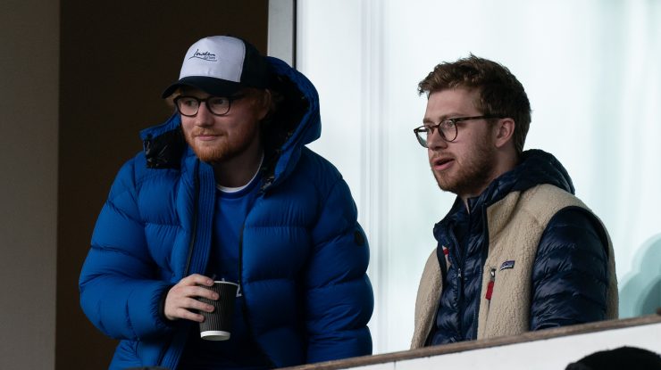 Deși a dormit 2 ani la metroul din Londra, Ed Sheeran a reușit să cumpere case în valoare de 60 de milioane de euro