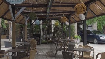 Nu ai voie să pasezi sarea ori meniul şi trebuie să păstrezi distanţa la masă. Ce reguli trebuie respectate de la 1 iunie la terase