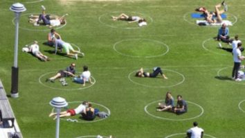 Marea relaxare, în contrast. Grecii fac plajă unul lângă altul, iar în SUA oamenii stau în cerculețe