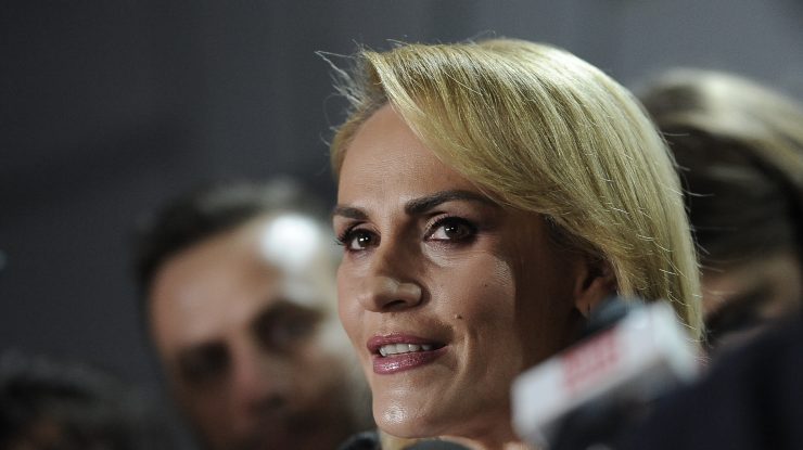 5.000 de bucureşteni şi-au dat CNP-urile fără să li se ceară acordul. Reacția Gabrielei Firea