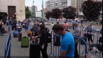 Zeci de românce pleacă la muncă în Austria. Jandarmii pregătesc culoarele prin care vor trece