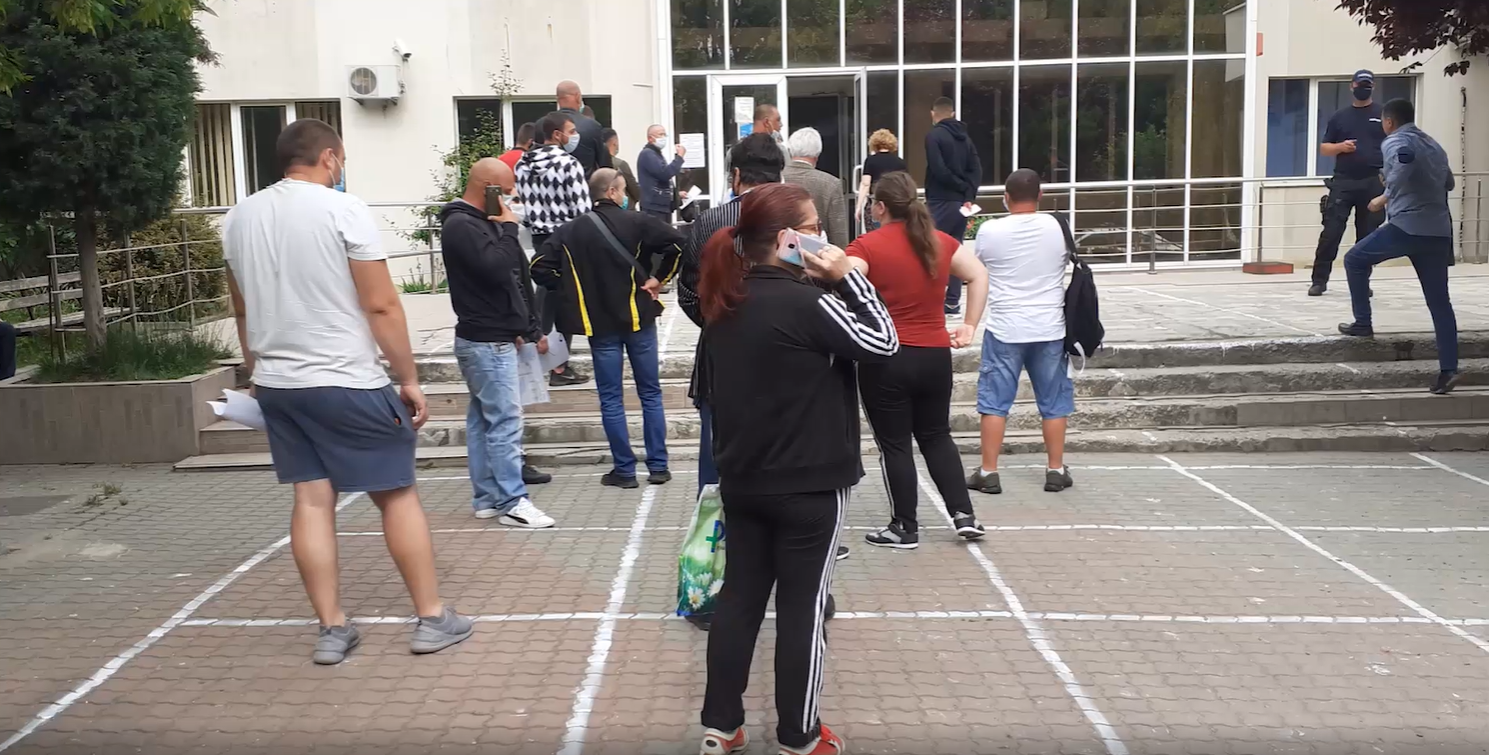 Șoferii rămași fără permis trebuie să treacă de „probe suplimentare”. Proba de „mască”, temperatură” şi „răbdare”, la ghişeul Serviciului Rutier