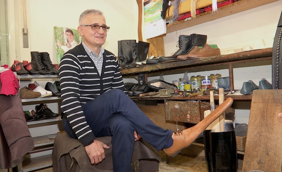 Un român a inventat pantofii "de distanțare socială". Cât costă o pereche