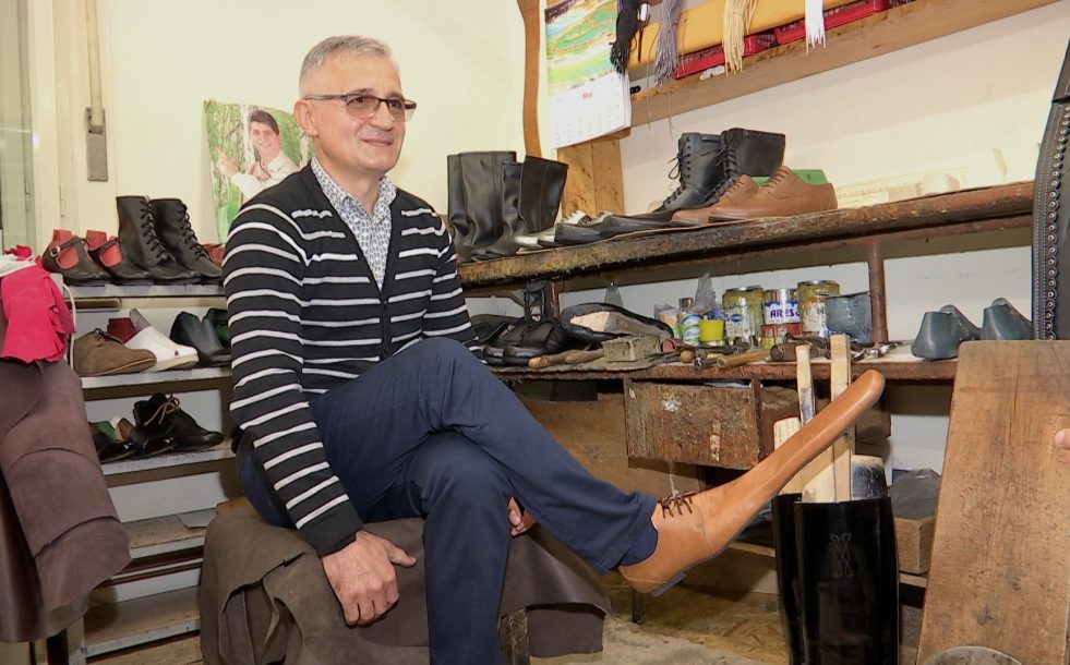 Un român a inventat pantofii "de distanțare socială". Cât costă o pereche