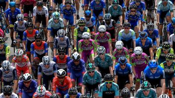 Cum ar fi să îți încarci mașina electrică cu energie furnizată de bicicliști? De câți e nevoie pentru o Tesla