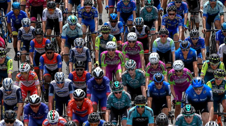 Cum ar fi să îți încarci mașina electrică cu energie furnizată de bicicliști? De câți e nevoie pentru o Tesla