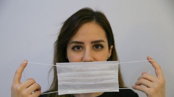 Cum îți afectează tenul masca de protecție. Dermatologul te învață cum să îți salvezi tenul