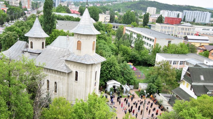 Fostul episcop de Huşi, reţinut de procurorii ieşeni, pentru act sexual cu un minor