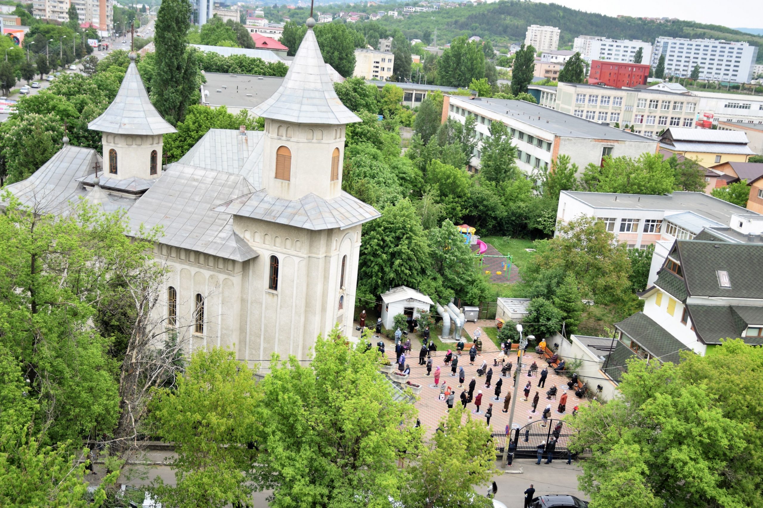 Fostul episcop de Huşi, reţinut de procurorii ieşeni, pentru act sexual cu un minor