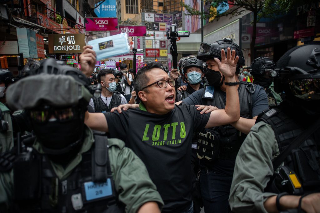 Peste 180 de protestatari aerstați ieri în Hong Kong. Oamenii se tem, dar luptă pentru viitorul lor