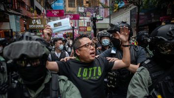 Peste 180 de protestatari aerstați ieri în Hong Kong. Oamenii se tem, dar luptă pentru viitorul lor