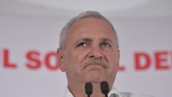 Liviu Dragnea strâmbă din nas în fața a două microfoane.
