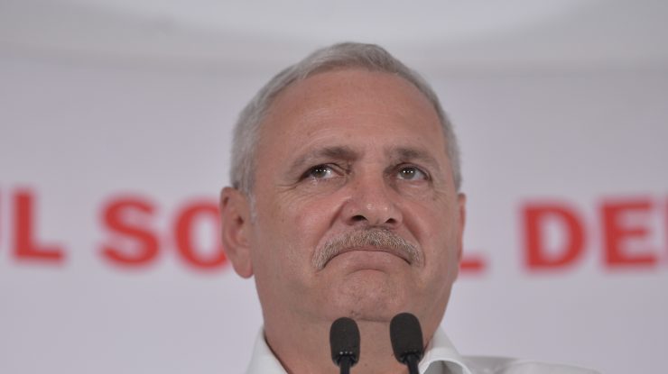Liviu Dragnea strâmbă din nas în fața a două microfoane.