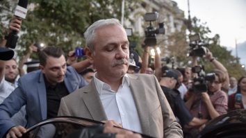 liviu dragnea urca intr-o masina.