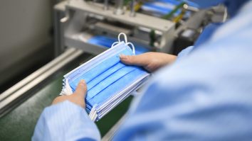 100 de lei pentru măști de protecție. 1,1 milioane de români defavorizați financiar le vor primi gratis