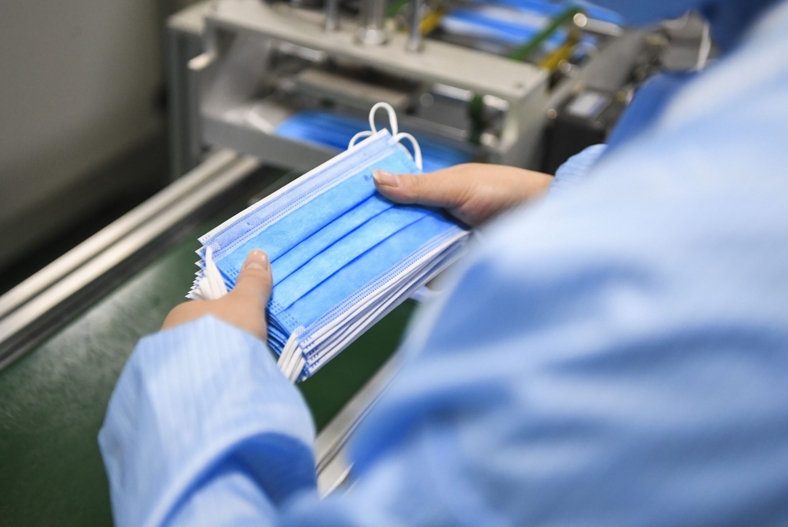 Statul român nu a vândut nicio mască de protecție, pentru că liniile de producție achiziționate din China nu funcționează. Ce spune Orban