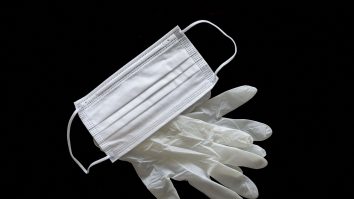 Ungureanu cere demiterea șefului Unifarm: Erau măşti non-medicale care erau folosite pentru zugravi