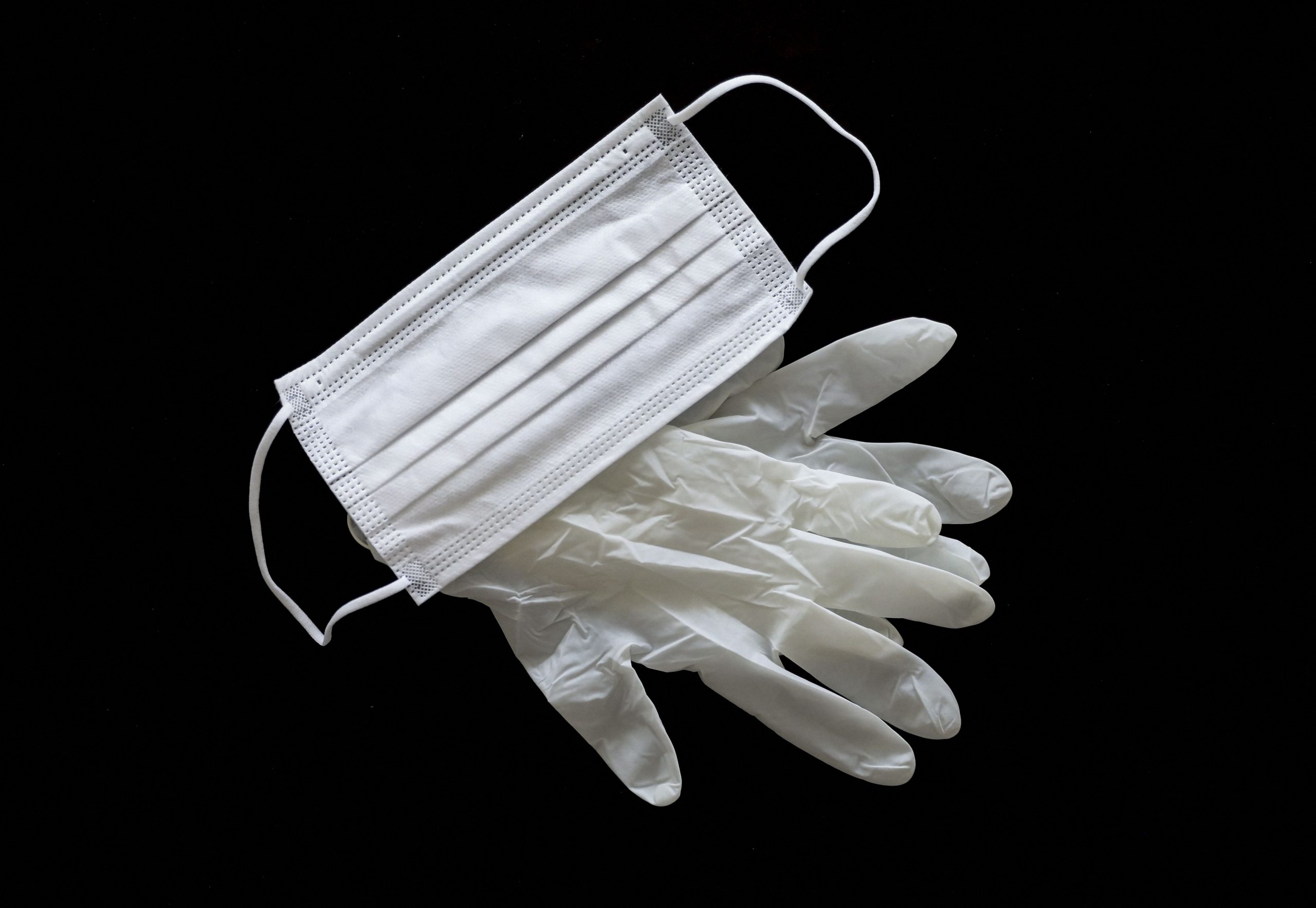 Ungureanu cere demiterea șefului Unifarm: Erau măşti non-medicale care erau folosite pentru zugravi