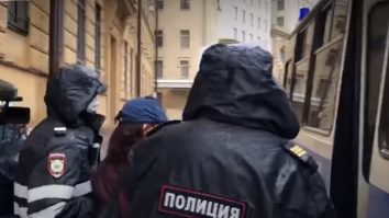 Mai mulți jurnaliști cunoscuți din Rusia, reținuți la un protest. Ce acuzații li se aduc