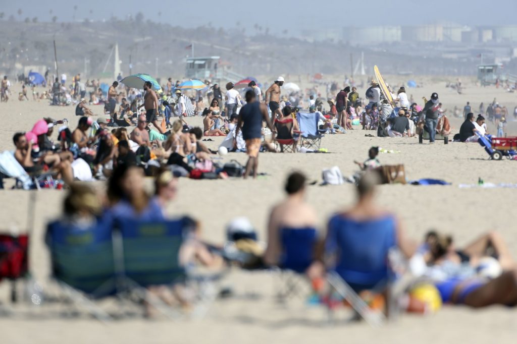 Sute de americani au uitat de restricții și s-au îmghesuit pe plaje