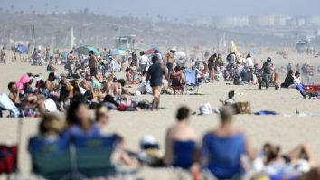 Sute de americani au uitat de restricții și s-au îmghesuit pe plaje
