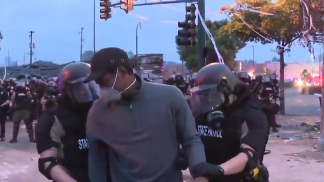 Un jurnalist CNN afro-american a fost arestat în mijlocul unei transmisiuni live la protestele violente din Minneapolis