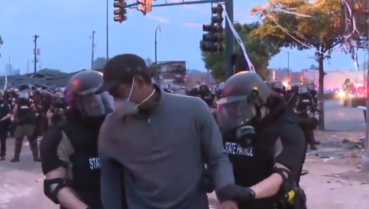 Un jurnalist CNN reținut de polițiști în timp ce transmitea live protestele de la Minneapolis