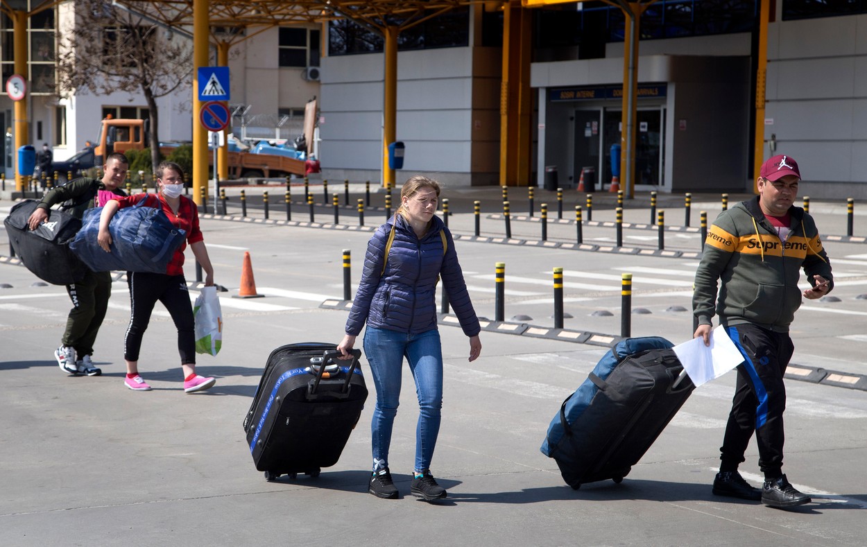 Românii au trimis în 8 luni în ţară 2,28 mld $, cu 80% mai mult decât investiţiile străine